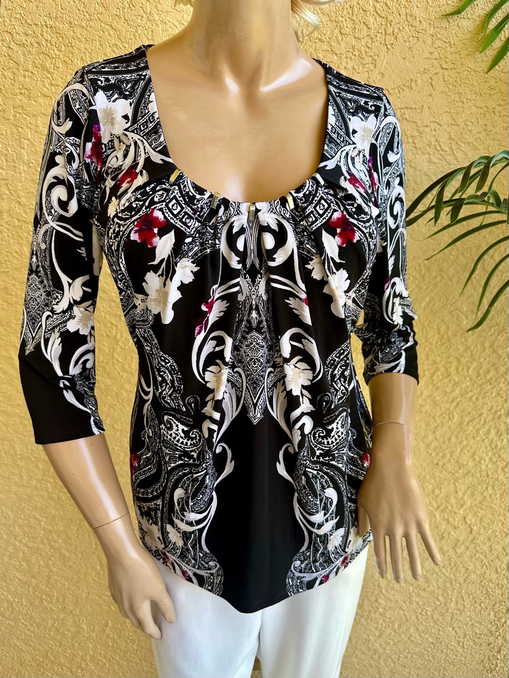 WH/BM floral top with silver metal accents - Picture 3 of 10